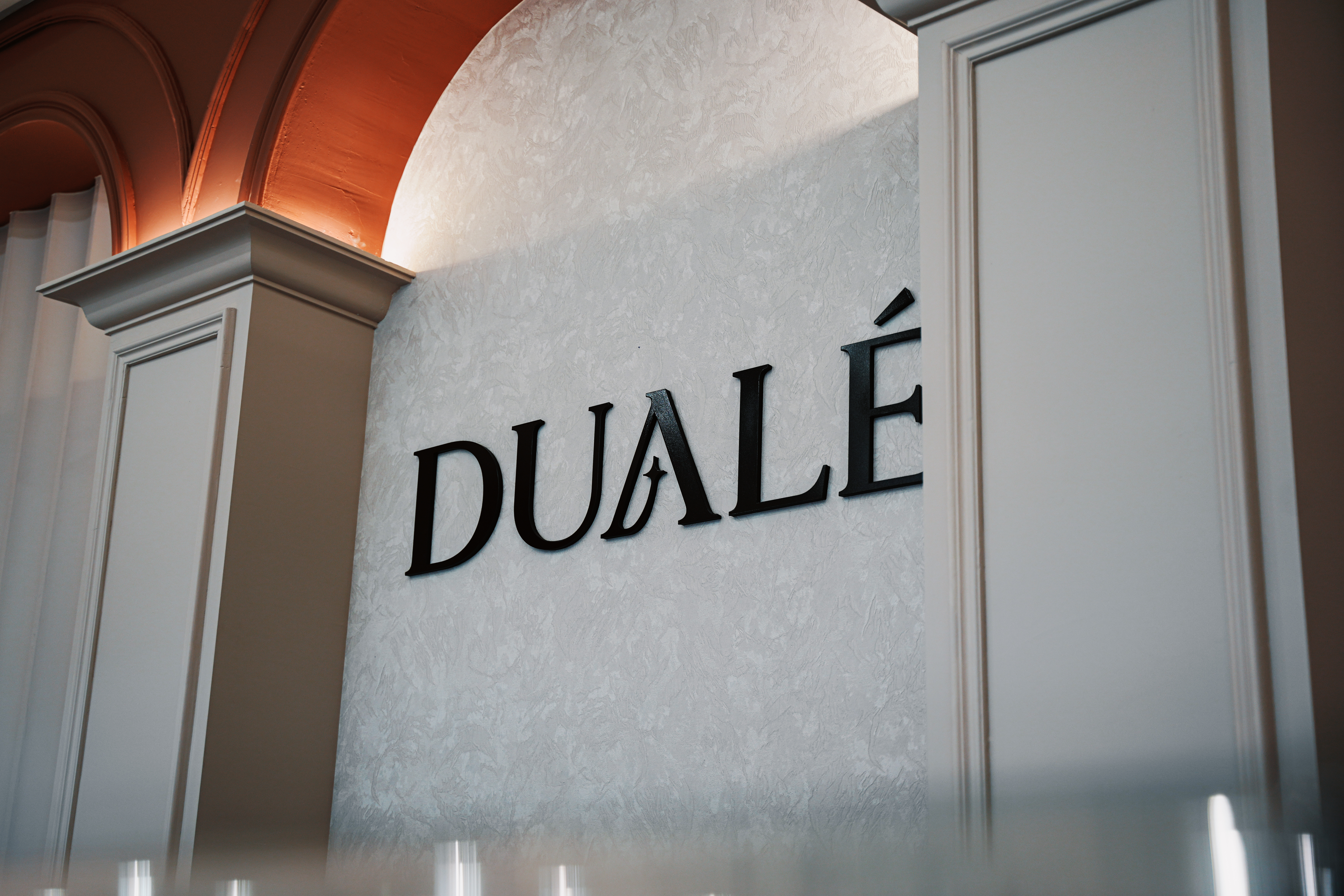 Dualé chocolate detayları ve zarif patisserie sunum hissi